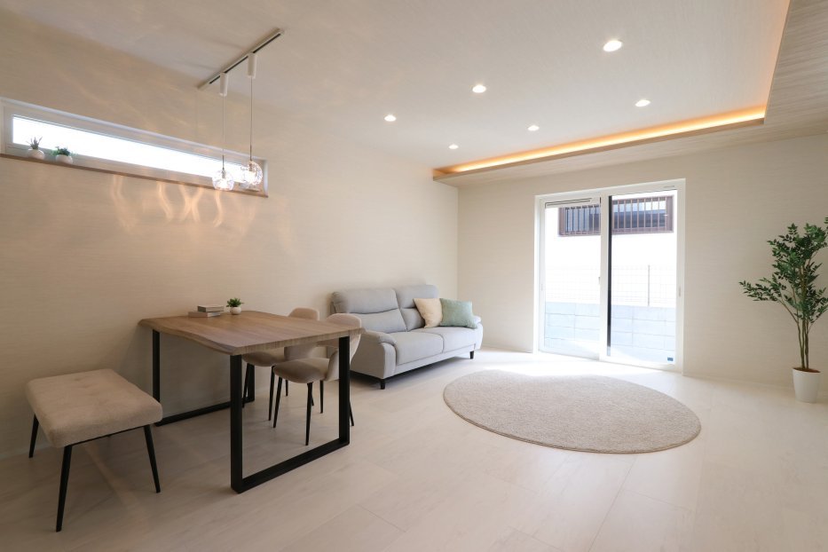 やさしい光が差し込むリビング。ナチュラルな色合いとすっきりとした設計で、日々の暮らしにゆとりと癒しを。