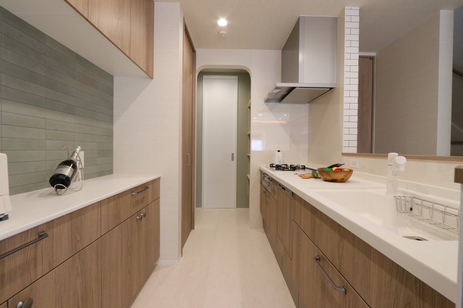 キッチンは使いやすい動線設計で、収納も豊富。